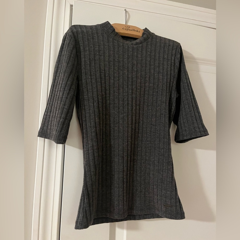Hollister fitted gray top